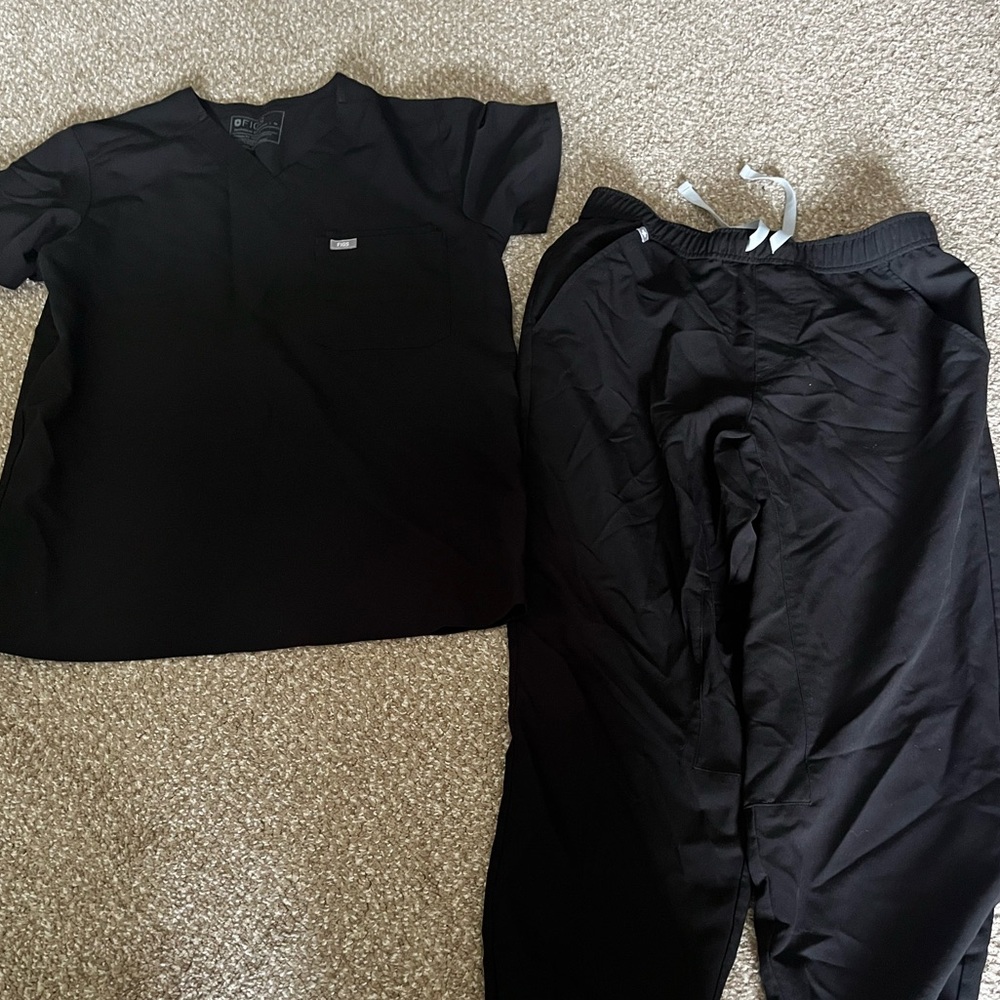 Figs Leon Three Pocket Scrub Top & Tansen Jogger Pants